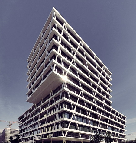 Modern building with external truss system
